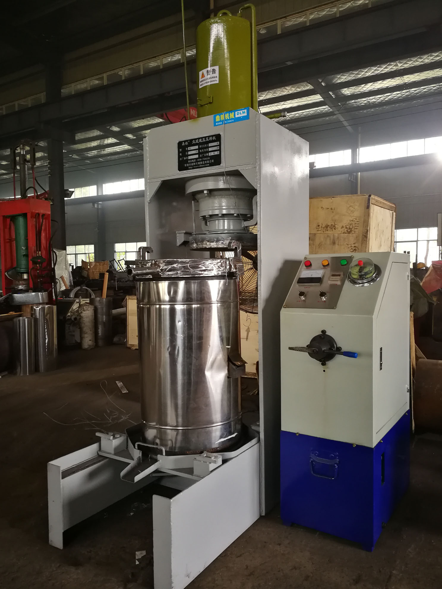 不銹鋼超高壓立式液壓壓榨機(jī)，果汁壓榨機(jī)，果渣壓榨機(jī)，藥材壓榨，油渣處理，白土壓榨